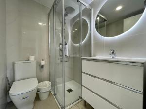 ein Bad mit einer Dusche, einem WC und einem Waschbecken in der Unterkunft Apartamentos Orfeo Azul in Benalmádena