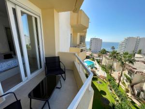 balcón con 2 sillas y vistas al océano en Apartamentos Orfeo Azul, en Benalmádena