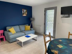 米羅的住宿－Les gîtes du paradis，客厅配有沙发和桌子