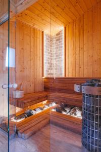 uma sauna com uma parede de vidro com animais em Hygge Praid em Praid