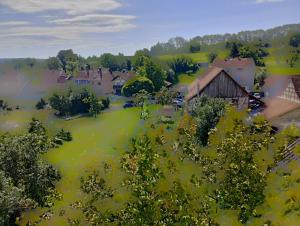uma vista aérea de uma casa num campo verde em Ferien im Brombachtal em Brombachtal