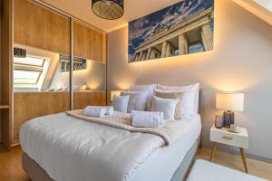 Posteľ alebo postele v izbe v ubytovaní Apartament 24 AbsyntApart Rynek Wrocław