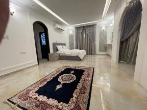 uma sala de estar com um sofá e um tapete no chão em Alhawameir rest em Wāsiţ