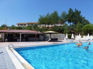 Bazén v ubytování Gardenos Hotel nebo v jeho okolí