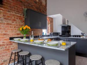 una cocina con encimera con platos. en Pass the Keys Historic conversion that is truly unique, en Doncaster