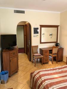 TV a/nebo společenská místnost v ubytování Hotel Ajka 1