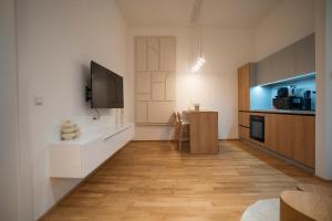 een woonkamer met een keuken en een eetkamer bij 2-rooms spacious apartment in a vibrant cozy area in Wenen