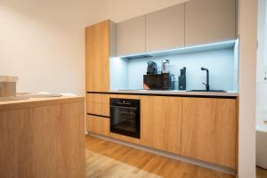 een keuken met een wastafel en een magnetron bij 2-rooms spacious apartment in a vibrant cozy area in Wenen