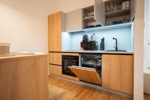 een keuken met een wastafel en een fornuis bij 2-rooms spacious apartment in a vibrant cozy area in Wenen