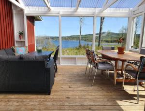 een afgeschermde veranda met een tafel en stoelen bij Ytterfalle 169 in Härnösand