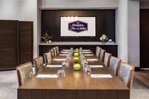 Hampton Inn & Suites Washington, D.C. - Navy Yard في واشنطن: قاعة اجتماعات مع طاولة طويلة مع كراسي