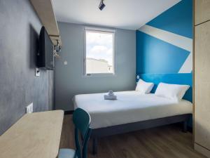 Postel nebo postele na pokoji v ubytování ibis budget Nanterre la Defense