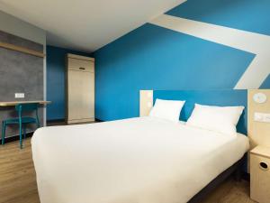 Postel nebo postele na pokoji v ubytování ibis budget Nanterre la Defense