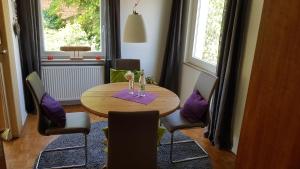 a dining room with a wooden table and chairs at Stadtnahe Wohnung mit kl.Balkon und Parkplatz in Oldenburg