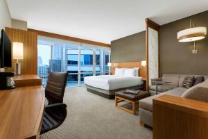 une chambre d'hôtel avec un lit et un salon dans l'établissement Hyatt Place Chicago/Downtown - The Loop, à Chicago
