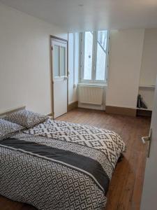 Ένα ή περισσότερα κρεβάτια σε δωμάτιο στο Autun cœur de ville