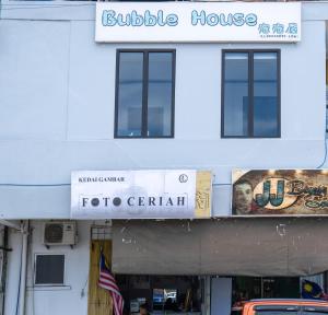 um edifício com um sinal para uma casa de bolhas em Bubble House Semporna 泡泡屋 em Semporna