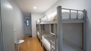 センポルナにあるBubble House Semporna 泡泡屋の廊下 二段ベッド2組が備わる客室です。