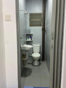 uma casa de banho com um WC e um lavatório em Hs Homestay Cenderawasih Kuantan Town (5 Bed) em Kuantan