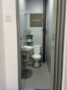 a bathroom with a toilet and a sink at Hs Homestay Cenderawasih Kuantan Town (5 Bed) in Kuantan +13 photos