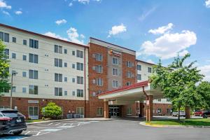 ein Hotelgebäude mit einem Parkplatz davor in der Unterkunft Comfort Suites At Virginia Center Commons in Richmond