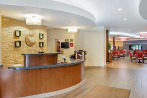 eine Lobby eines Hotels mit einer Rezeption in der Unterkunft Comfort Suites At Virginia Center Commons in Richmond