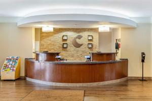 eine Lobby eines Krankenhauses mit einem Wartezimmer in der Unterkunft Comfort Suites At Virginia Center Commons in Richmond + 83 Fotos