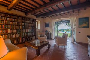 una sala de estar con muchas estanterías en Villa Petroia 8, en Gubbio