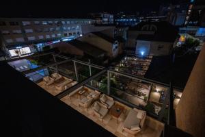 een uitzicht over de stad 's nachts met banken bij Bed and Breakfast Ponte Bianco in Vranje