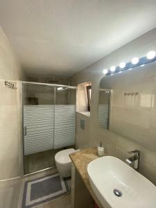 W łazience znajduje się toaleta, umywalka i prysznic. w obiekcie Pigi Fotos House w mieście Piyí