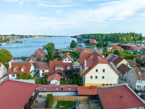 una vista aérea de una ciudad con un río y casas en Agamim Apartments, en Mikołajki