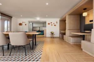 cocina y comedor con mesa y sillas en Wyndham Residences Alvor Beach, en Alvor