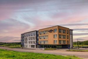 un edificio de apartamentos en medio de una calle en Microtel Inn & Suites by Wyndham Lachute en Lachute