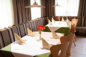 rzędu stołów z serwetkami w restauracji w obiekcie Gasthof Innerwalten w mieście San Leonardo in Passiria
