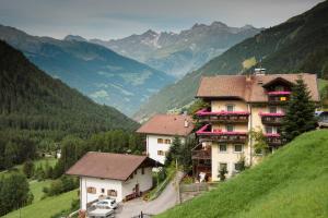 budynek na wzgórzu z górami w tle w obiekcie Gasthof Innerwalten w mieście San Leonardo in Passiria