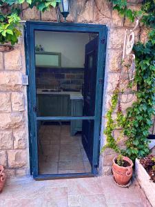uma porta que dá acesso a uma casa de banho com um lavatório em Crown Solomon em Jerusalém