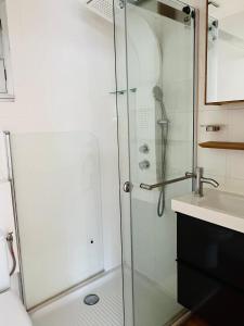 bagno con doccia e lavandino di Chambre Terrasse Montpellier Plage a Mauguio
