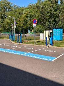 un parking avec des cloisons bleues dans une rue dans l'établissement Campanile Metz Nord - Woippy, à Woippy