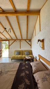 Cette chambre comprend un lit, un canapé et une table. dans l'établissement Sunset House, à Ohrid