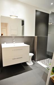 Kúpeľňa v ubytovaní ApartHotel Riviera - BBB G Terrasse Felix Faure 1 Massena Promenade A