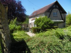 uma casa velha no meio de um jardim em Le clos des tuileries em Montholon