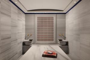 ein Bad mit 2 WCs und einem Fenster in der Unterkunft Sheraton Istanbul Atakoy Hotel in Istanbul