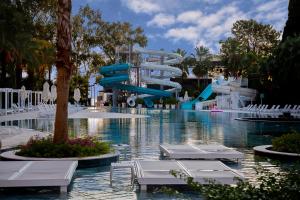 DoubleTree by Hilton Antalya-Kemer All-Inclusive Resort内部或周边的泳池