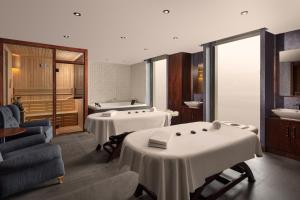 فندق شيراتون اسطنبول أتاكوي في إسطنبول: غرفة بها طاولتين وحوض استحمام