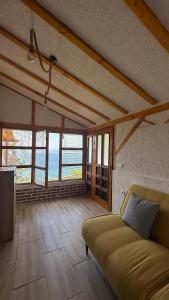- un salon avec un canapé et quelques fenêtres dans l'établissement Sunset House, à Ohrid