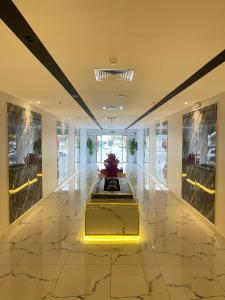 a lobby with a fountain in the middle of a building at فندق ياز in Taif