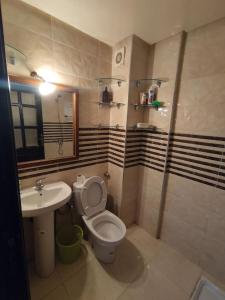 een badkamer met een toilet en een wastafel bij Molto carino ben solare in Sidi Rahal