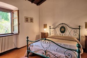 um quarto com uma cama e uma janela em Casavecchia by PosarelliVillas em Pieve a Presciano