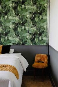 1 dormitorio con cama y pared verde en Maison avec jacuzzi, 