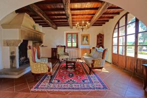 uma sala de estar com um sofá e uma lareira em Casavecchia by PosarelliVillas em Pieve a Presciano